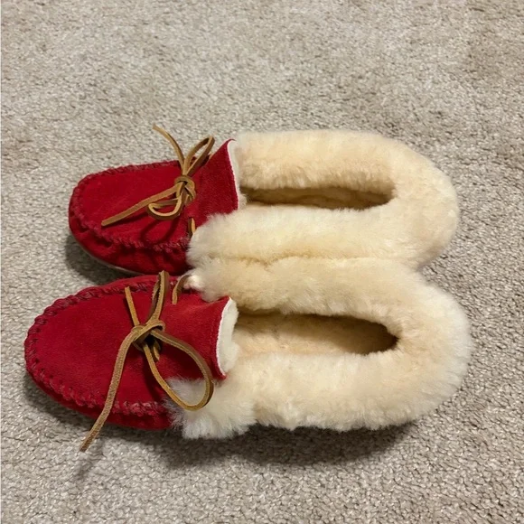 Minnetonka Women's Alpine Sheepskin Moccasin Red Slip On Slippers Suede Size 7 - Picture 3 of 12
